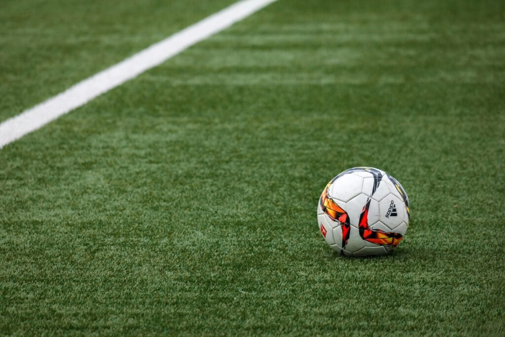 Fußball auf dem Rasen neben der Spielfeldlinie