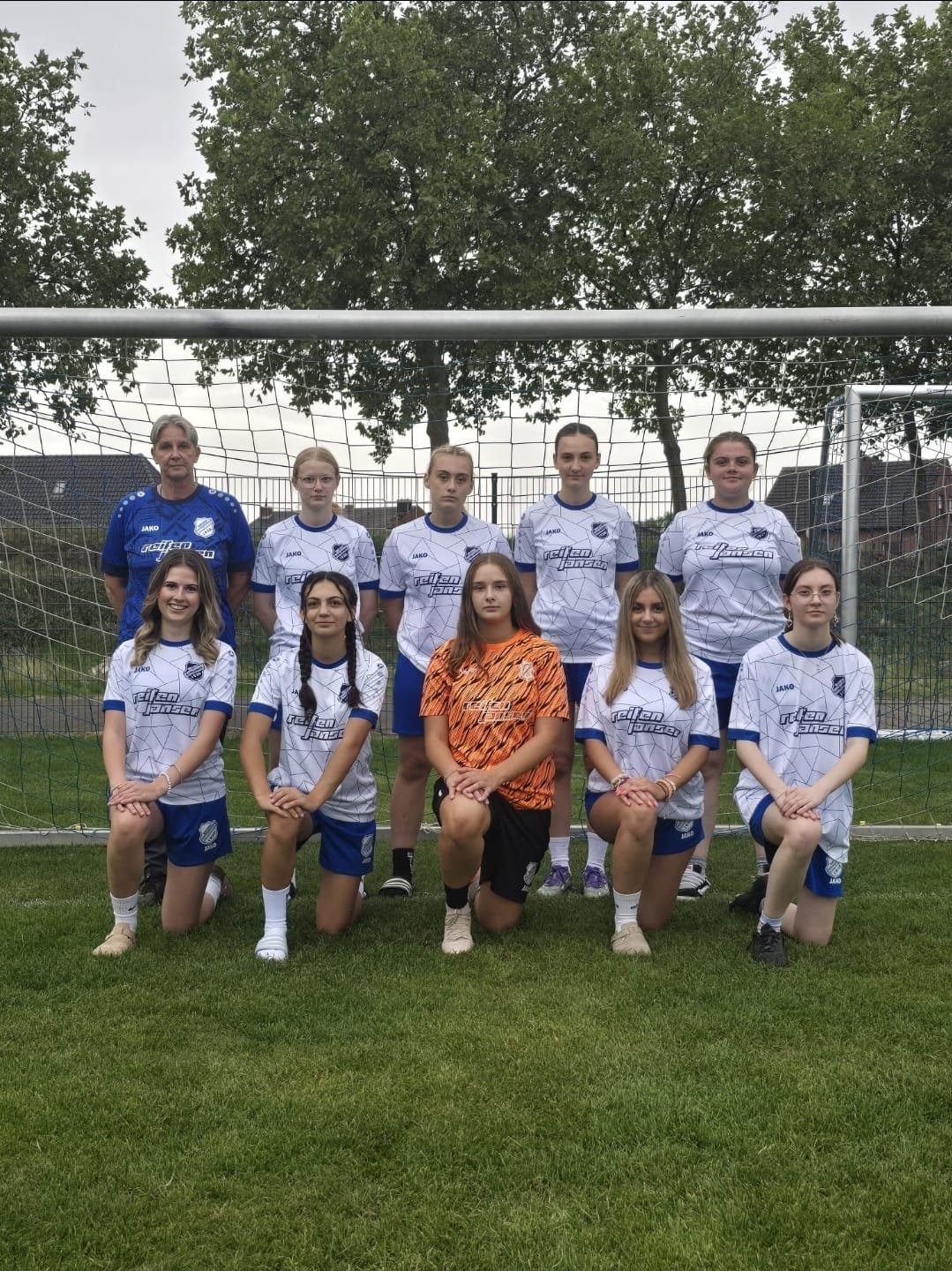 Teamfoto der A-Juniorinnen des SV Viktoria Kleingladbach mit Trainerin vor dem Tor auf dem Sportplatz