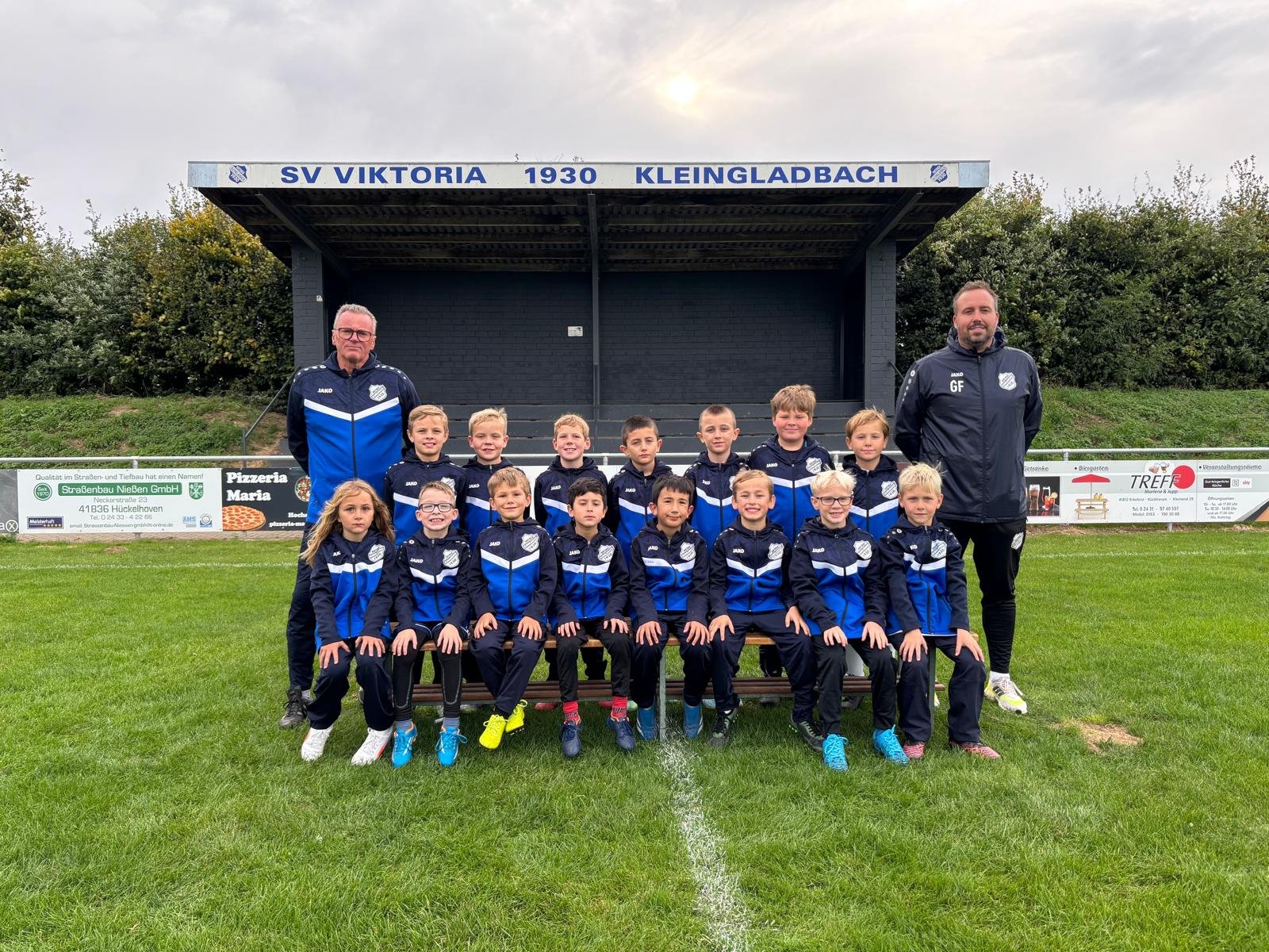 Teamfoto der E-Junioren des SV Viktoria Kleingladbach mit ihren Trainern im Stadion an der Heubahn